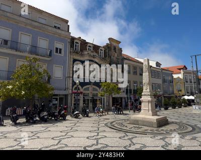 Aveiro, Portugal - 29. Mai 2024: Blick auf einen Platz in der Innenstadt von Aveiro, Portugal. Stockfoto