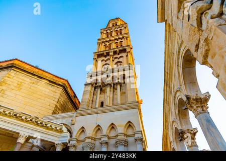 Glockenturm der Kathedrale St. Domnius aus dem 12. Jahrhundert und Bögen des Diokletianpalastes Peristyl, Split, Kroatien Stockfoto