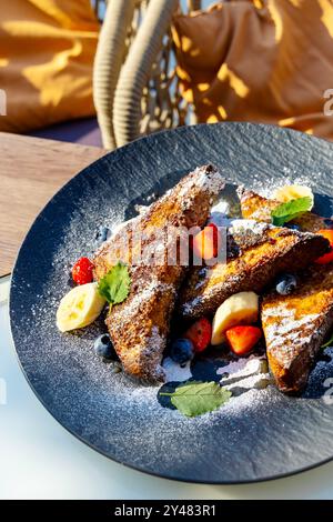 Französischer Toast mit Früchten und Beeren im Olive Tree Restaurant an der Riva Promenade in Split, Kroatien Stockfoto