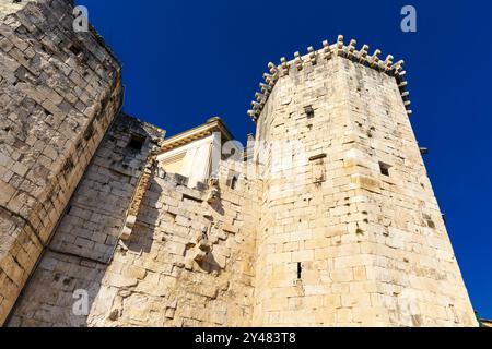 Mittelalterlicher venezianischer Burgturm aus dem 15. Jahrhundert auf dem Platz der Brüder Radić (Obstplatz), Split, Kroatien Stockfoto