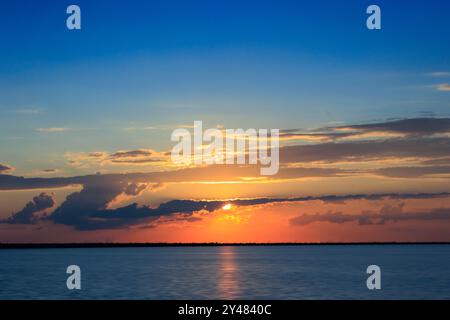 Sommersonnenuntergang am Lake Hefner in Oklahoma City, OK, USA. Stockfoto