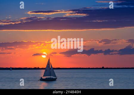 Sommer Sonnenuntergang auf dem Lake Hefner in Oklahoma City, OK, USA, mit einem Segelboot Stockfoto