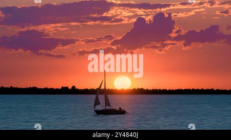 Sommer Sonnenuntergang auf dem Lake Hefner in Oklahoma City, OK, USA, mit einem Segelboot Stockfoto