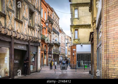 Toulouse, Frankreich - 8. September 2024: Malerische Häuser im Stadtteil Carmes in Toulouse City, Frankreich Stockfoto