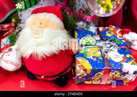 Der Weihnachtsmann und ein Geschenk. Hintergrund des Neujahrs. Stockfoto