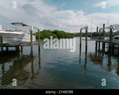 Weite Aussicht über das Wasser zum Coffee Pot Bayou Vogelschutzgebiet eine kleine Insel voller nistender Pelikane, Reiher, anderer Vögel und grüner Mangrovenbäume. Stockfoto