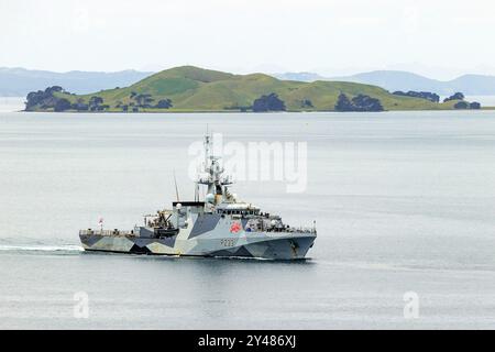 Die HMS Tamar, ein Offshore-Patrouillenschiff der Royal Navy, trifft auf der Royal New Zealand Navy Base in Devonport ein Stockfoto