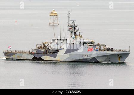 Die HMS Tamar, ein Offshore-Patrouillenschiff der Royal Navy, trifft auf der Royal New Zealand Navy Base in Devonport ein Stockfoto