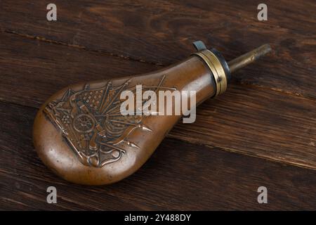 Alte Pulverflasche im Westen auf Holzdeck Hintergrund Stockfoto