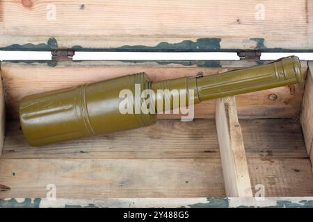 RKG-3 sowjetische Panzerabwehrgranate in Form einer Munitionskiste aus Holz. Stockfoto