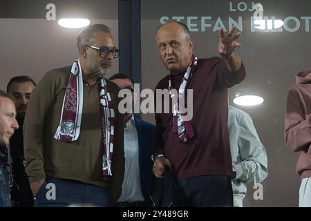 Bukarest, Rumänien. 16. September 2024: Dan Sucu (R), Finanzier des FC Rapid, blickt während des Fußballspiels zwischen dem FC Rapid und U Cluj in der 9. Runde der Superliga, der ersten Liga der rumänischen Fußballmeisterschaft 2024-2025, in der Superbet Arena-Giulesti in Bukarest von den Tribünen zu. Quelle: Lucian Alecu/Alamy Live News Stockfoto