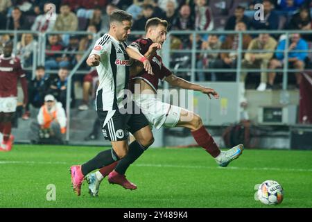 Bukarest, Rumänien. 16. September 2024: Claudiu Micovschi (R) von Rapid Fight um den Ball mit Alexandru Chipciu (L) von U Cluj das Fußballspiel zwischen dem FC Rapid und U Cluj in der 9. Runde der Superliga, der ersten Liga der rumänischen Fußballmeisterschaft 2024-2025, in Superbet Arena-Giulesti in Bukarest. Quelle: Lucian Alecu/Alamy Live News Stockfoto