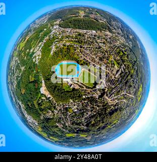 Luftbild, Bremenstadion mit Nebenplatz, Fußballstadion und Leichtathletikstadion mit blauer Laufbahn TuS Ennepetal 1911 e.V., Erdkugel, Fisheye Aufnahme, Fischaugen Aufnahme, 360 Grad Aufnahme, winzige Welt, kleiner Planet, Fisheye Bild, Milspe, Ennepetal, Ruhrgebiet, Nordrhein-Westfalen, Deutschland ACHTUNGxMINDESTHONORARx60xEURO *** Luftaufnahme, Bremenstadion mit Seitenfeld, Fußball- und Leichtathletikstadion mit blauer Laufbahn TuS Ennepetal 1911 e V, Erdkugel, Fischaugenbild, Fischaugenbild, 360 Grad Bild, winzige Welt, kleiner Planet, Fischaugenbild, Milspe, Ennepetal, Ruhrgebiet, NOR Stockfoto