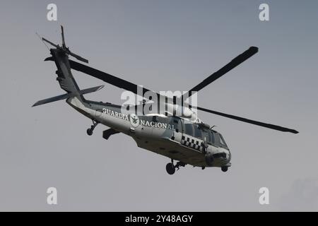 Ein Hubschrauber der Nationalgarde wird während der Militärparade zum 214. Jahrestag des mexikanischen Unabhängigkeitstages gesehen. Am 16. September 2024 in Mexiko-Stadt. (Foto: Carlos Santiago/Eyepix Group/SIPA USA) Credit: SIPA USA/Alamy Live News Stockfoto