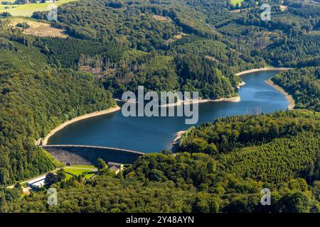 Luftbild, Hasper Talsperre und Staumauer im Waldgebiet, Sehenswürdigkeiten, Haspe, Hagen, Ruhrgebiet, Nordrhein-Westfalen, Deutschland ACHTUNGxMINDESTHONORARx60xEURO *** Luftansicht, Hasper-Staudamm und Staumauer im Waldgebiet, Sight, Haspe, Hagen, Ruhrgebiet, Nordrhein-Westfalen, Deutschland ATTENTIONxMINDESTHONORARx60xEURO Stockfoto