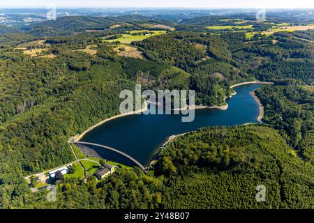 Luftbild, Hasper Talsperre und Staumauer im Waldgebiet, Sehenswürdigkeiten, Haspe, Hagen, Ruhrgebiet, Nordrhein-Westfalen, Deutschland ACHTUNGxMINDESTHONORARx60xEURO *** Luftansicht, Hasper-Staudamm und Staumauer im Waldgebiet, Sight, Haspe, Hagen, Ruhrgebiet, Nordrhein-Westfalen, Deutschland ATTENTIONxMINDESTHONORARx60xEURO Stockfoto