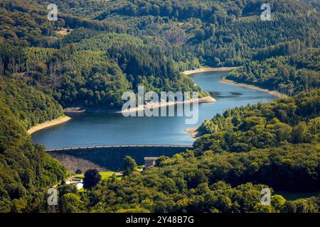 Luftbild, Hasper Talsperre und Staumauer im Waldgebiet, Sehenswürdigkeiten, Haspe, Hagen, Ruhrgebiet, Nordrhein-Westfalen, Deutschland ACHTUNGxMINDESTHONORARx60xEURO *** Luftansicht, Hasper-Staudamm und Staumauer im Waldgebiet, Sight, Haspe, Hagen, Ruhrgebiet, Nordrhein-Westfalen, Deutschland ATTENTIONxMINDESTHONORARx60xEURO Stockfoto