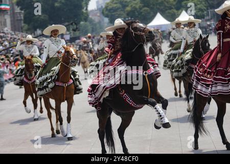 Mexiko-Stadt, Mexiko. September 2024. Die Teilnehmer nehmen an der Militäranparade zum 214. Jahrestag des mexikanischen Unabhängigkeitstages Teil. Am 16. September 2024 in Mexiko-Stadt. (Foto: Ian Robles/ Credit: Eyepix Group/Alamy Live News Stockfoto