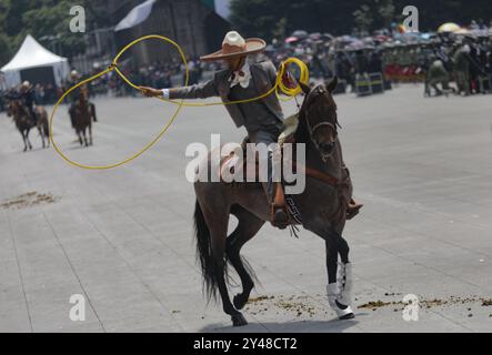 Die Teilnehmer nehmen an der Militäranparade zum 214. Jahrestag des mexikanischen Unabhängigkeitstages Teil. Am 16. September 2024 in Mexiko-Stadt. (Kreditbild: © Ian Robles/OKULARIS via ZUMA Press Wire) NUR REDAKTIONELLE VERWENDUNG! Nicht für kommerzielle ZWECKE! Stockfoto