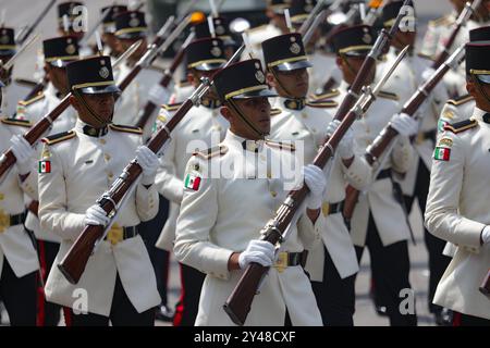 Kadetten nehmen an der Militärparade zum 214. Jahrestag des mexikanischen Unabhängigkeitstages Teil. Am 16. September 2024 in Mexiko-Stadt. (Kreditbild: © Ian Robles/OKULARIS via ZUMA Press Wire) NUR REDAKTIONELLE VERWENDUNG! Nicht für kommerzielle ZWECKE! Stockfoto