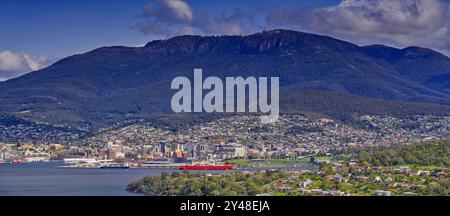 Blick auf Mount Wellington und Hobart Stadt an sonnigem Tag mit Derwent River und Booten von der Ostküste von Hobart, Tasmanien, Australien. Stockfoto