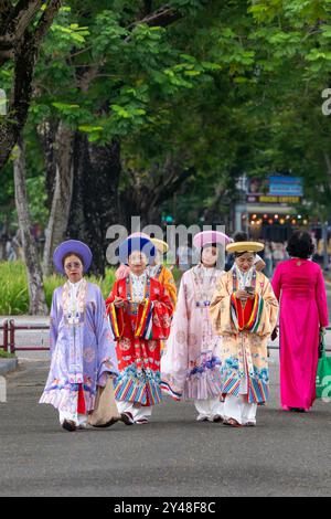 Frauen in traditioneller Tracht besuchen die Zitadelle in Hue, Vietnam Stockfoto