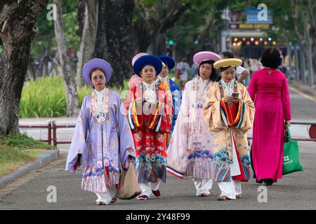 Frauen in traditioneller Tracht besuchen die Zitadelle in Hue, Vietnam Stockfoto