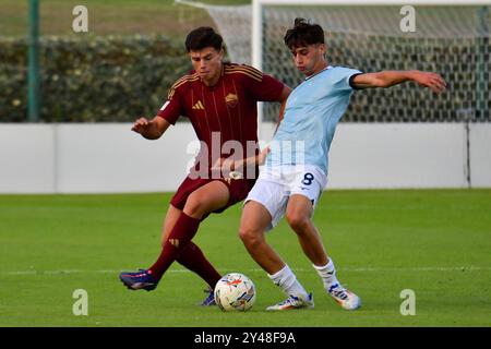 Rom, Italien. September 2024. Alessandro Romano von Roma U20 und Leonardo Di Tommaso während des Spiels Lazio U20 gegen Roma U20 4. Tag der italienischen Fußballmeisterschaft Primavera 1 im Mirko Fersini Stadium am 16. September 2024 (Foto: © Roberto Bettacchi/Pacific Press via ZUMA Press Wire) NUR REDAKTIONELLE VERWENDUNG! Nicht für kommerzielle ZWECKE! Stockfoto