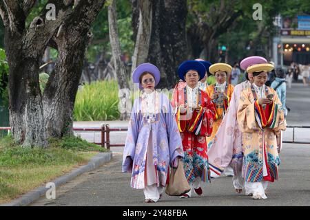 Frauen in traditioneller Tracht besuchen die Zitadelle in Hue, Vietnam Stockfoto