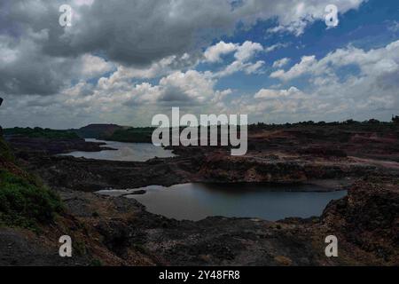 Dhanbad, Jharkhand, Indien. 31. August 2024. Ein allgemeiner Blick auf eine Tagebau in Jharia am Stadtrand von Dhanbad. In Jharia im indischen Bundesstaat Jharkhand leben rund 600.000 Menschen. Es liegt im Herzen des größten Kohlefeldes der Nation. Jharia, das seinen Namen von der Stadt und Region mit dem gleichen Namen erhält, ist auch bekannt für eine schreckliche Rate von Kohleflözbränden, die eine der Hauptquellen der Umweltverschmutzung in der Region und weltweit sind. Kohlendioxid wird durch Kohlebrände in massiver Menge in die Atmosphäre abgegeben. (Kreditbild: © Amarjeet Kum Stockfoto