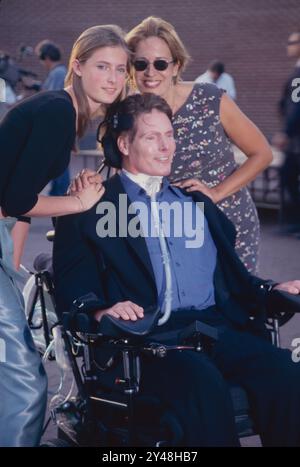 Christopher Reeve, Tochter Alexandra Reeve und Ehefrau Dana Morosini Reeve nehmen am 2. August 1999 an der Talk Magazine Launch Party auf Liberty Island in New York Teil. Foto: Henry McGee/MediaPunch Stockfoto