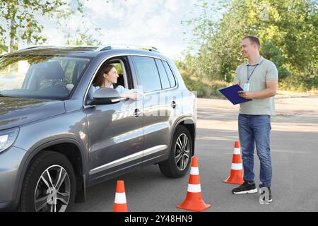 Frau, die die Manövrierfähigkeit auf der Rennstrecke besteht Stockfoto