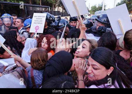 Diyarbakir, Türkei. September 2024. Weibliche Demonstranten versuchen, die Polizeibarrikade während der Mahsa Amini Gedenkfeier in Diyarbakir zu durchbrechen. In Diyarbakir, Türkei, wollte eine Gruppe kurdischer Frauen marschieren, um Jina Mahsa Amini zu gedenken. Die Frauen widersetzten sich der Polizei und marschierten nach Amini. Dicle Amed Women's Platform (DAKAP) und Diyarbakir Network for fight against Violence organisierten den Protest gegen den iranischen Staat. Quelle: SOPA Images Limited/Alamy Live News Stockfoto