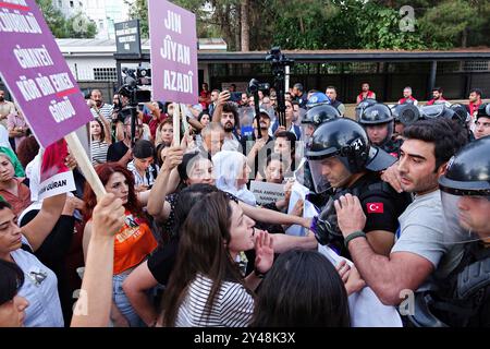 Diyarbakir, Türkei. September 2024. Weibliche Demonstranten konfrontieren die Polizei, um ihre Barrikaden während der Mahsa Amini Gedenkfeier in Diyarbakir zu entfernen. In Diyarbakir, Türkei, wollte eine Gruppe kurdischer Frauen marschieren, um Jina Mahsa Amini zu gedenken. Die Frauen widersetzten sich der Polizei und marschierten nach Amini. Dicle Amed Women's Platform (DAKAP) und Diyarbakir Network for fight against Violence organisierten den Protest gegen den iranischen Staat. Quelle: SOPA Images Limited/Alamy Live News Stockfoto