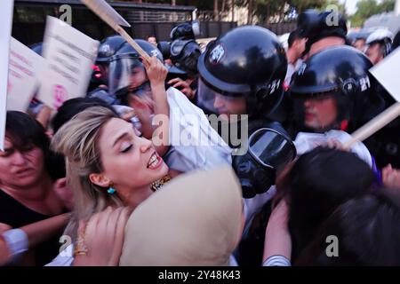 Diyarbakir, Türkei. September 2024. Weibliche Demonstranten versuchen, die Polizeibarrikade während der Mahsa Amini Gedenkfeier in Diyarbakir zu durchbrechen. In Diyarbakir, Türkei, wollte eine Gruppe kurdischer Frauen marschieren, um Jina Mahsa Amini zu gedenken. Die Frauen widersetzten sich der Polizei und marschierten nach Amini. Dicle Amed Women's Platform (DAKAP) und Diyarbakir Network for fight against Violence organisierten den Protest gegen den iranischen Staat. Quelle: SOPA Images Limited/Alamy Live News Stockfoto