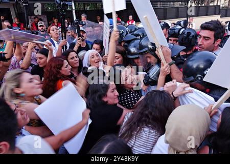 Diyarbakir, Türkei. September 2024. Weibliche Demonstranten versuchen, die Polizeibarrikade während der Mahsa Amini Gedenkfeier in Diyarbakir zu durchbrechen. In Diyarbakir, Türkei, wollte eine Gruppe kurdischer Frauen marschieren, um Jina Mahsa Amini zu gedenken. Die Frauen widersetzten sich der Polizei und marschierten nach Amini. Dicle Amed Women's Platform (DAKAP) und Diyarbakir Network for fight against Violence organisierten den Protest gegen den iranischen Staat. (Foto: Mehmet Masum Suer/SOPA Images/SIPA USA) Credit: SIPA USA/Alamy Live News Stockfoto