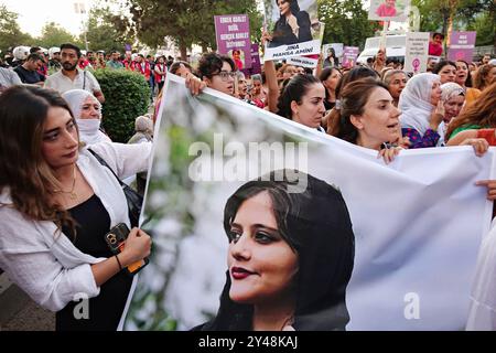 Diyarbakir, Türkei. September 2024. Die Demonstranten tragen Plakate und ein riesiges Banner von Mahsa Amini während der Mahsa Amini Gedenkfeier in Diyarbakir. In Diyarbakir, Türkei, wollte eine Gruppe kurdischer Frauen marschieren, um Jina Mahsa Amini zu gedenken. Die Frauen widersetzten sich der Polizei und marschierten nach Amini. Dicle Amed Women's Platform (DAKAP) und Diyarbakir Network for fight against Violence organisierten den Protest gegen den iranischen Staat. (Foto: Mehmet Masum Suer/SOPA Images/SIPA USA) Credit: SIPA USA/Alamy Live News Stockfoto