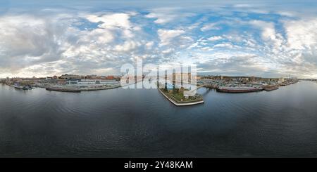 360 Grad Panorama Ansicht von Sphärisches Panorama von 360 und Luftaufnahme des Bahnhofs, der festgefahrenen Schiffe an der oder und der burgenähnlichen Universität, Post und Shopping c