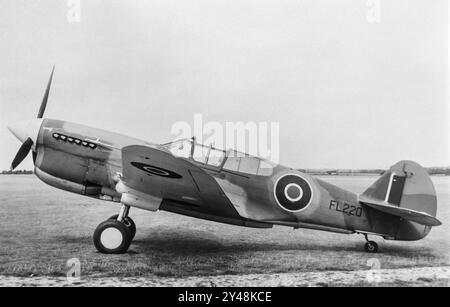 A Curtiss P.40 Kittyhawk IIA der britischen Royal Air Force, RAF, während des Zweiten Weltkriegs; Seriennummer FL220. Foto aufgenommen in Hamble in England im August 1942. Stockfoto