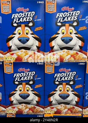 Hallandale Beach, USA. September 2024. Kellogg's Frosted Flakes Müsli enthält viel Zucker und gilt als verarbeitete Lebensmittel. Am 16. September 2024 in Hallandale Beach, Florida Credit: SIPA USA/Alamy Live News Stockfoto