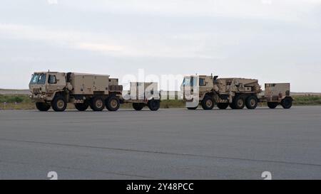 Soldaten der US-Armee, die dem Radar-Platoon, 2. Bataillon, 377. Fallschirmfeldartillerie-Regiment, 2. Infanterie-Brigade-Kampfteam (Airborne), 11. Luftlandedivision, zugewiesen sind, stellen zwei leichte mobile Geländefahrzeuge (LMTV) auf, darunter ein AN/TPQ-53 Waffensorderradar, für die Bewegung im Rahmen einer Truppenprojektionsoperation nach Shemya Island, Alaska, 12. September 2024. Die Fähigkeit der Division, Macht schnell und effektiv zu projizieren, sichert Verbündete und Partnerländer und ist der Schlüssel zu einem freien und offenen Indo-Pazifik. (Foto der US-Armee von SPC. Brandon Vasquez) Stockfoto