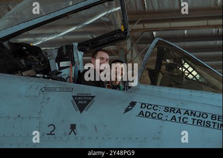 Ein Mitglied der Japan Air Self-Defense Force posiert mit einem 25th Fighter Squadron A-10 Thunderbolt II Crew Chief während Tarang Shakti-24 auf der Jodhpur Air Force Station, Rajasthan, Indien, 10. September 2024. Das Ziel von TS24, der größten Übung, die Indien bisher geführt hat, ist es, die globale militärische Zusammenarbeit zu stärken und die Koordinierung zwischen den teilnehmenden und beobachtenden Luftstreitkräften zu verbessern Luftwaffe Foto von Meister Sgt. Natasha Stannard) Stockfoto