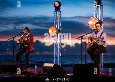 Acciaroli, Italien. September 2024. Antonio Di Martino und Lorenzo Urciullo aka Colapesce Dimartino treten live auf dem Viviamcilento 2024 auf. Das Slow Festival Viviamcilento 2024 findet vom 13. Bis 15. September 2024 in Acciaroli-Italien statt. Das Musical-Duo Colapesce Dimartino trat live auf dem Festival auf. (Foto: Andrea Gulí/SOPA Images/SIPA USA) Credit: SIPA USA/Alamy Live News Stockfoto