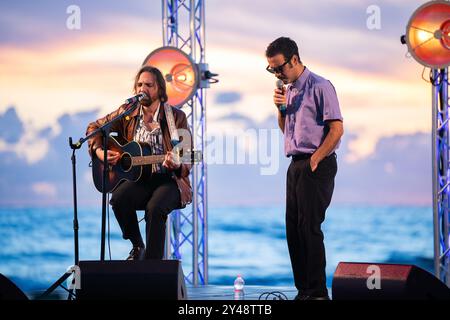 Acciaroli, Italien. September 2024. Antonio Di Martino und Lorenzo Urciullo aka Colapesce Dimartino treten live auf dem Viviamcilento 2024 auf. Das Slow Festival Viviamcilento 2024 findet vom 13. Bis 15. September 2024 in Acciaroli-Italien statt. Das Musical-Duo Colapesce Dimartino trat live auf dem Festival auf. (Foto: Andrea Gulí/SOPA Images/SIPA USA) Credit: SIPA USA/Alamy Live News Stockfoto