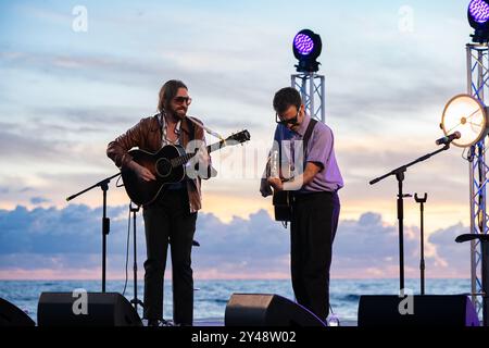 Acciaroli, Italien. September 2024. Antonio Di Martino und Lorenzo Urciullo aka Colapesce Dimartino treten live auf dem Viviamcilento 2024 auf. Das Slow Festival Viviamcilento 2024 findet vom 13. Bis 15. September 2024 in Acciaroli-Italien statt. Das Musical-Duo Colapesce Dimartino trat live auf dem Festival auf. (Foto: Andrea Gulí/SOPA Images/SIPA USA) Credit: SIPA USA/Alamy Live News Stockfoto