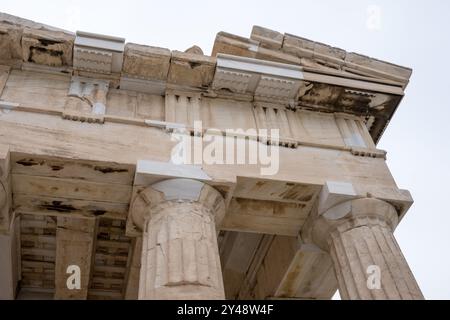 Detail der Propylaie, ein klassisches griechisches dorisches Gebäude, das als zeremonielles Tor zur Akropolis von Athen diente Stockfoto