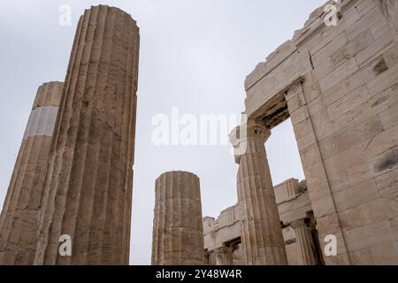 Detail der Propylaie, ein klassisches griechisches dorisches Gebäude, das als zeremonielles Tor zur Akropolis von Athen diente Stockfoto