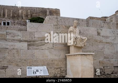 Ehrendenkmäler dramatischer Dichter an den Hängen der Akropolis, einer antiken Zitadelle auf einem Felsvorsprung über der Stadt Athen, Griechenland. Stockfoto