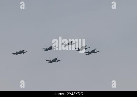 Nicht exklusiv: Flugzeuge der Nationalgarde werden während der Feier der Militärparade zum 214. Jahrestag Mexikos gesehen Stockfoto