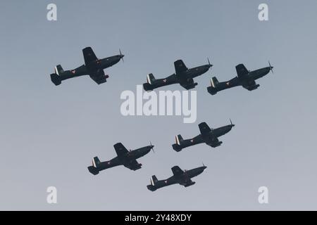 Nicht exklusiv: Flugzeuge der Nationalgarde werden während der Feier der Militärparade zum 214. Jahrestag Mexikos gesehen Stockfoto